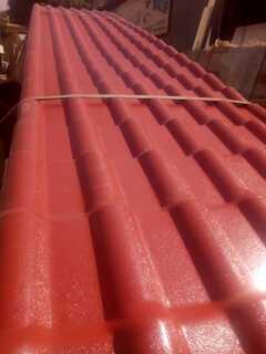 جانب من مصنع أو مورد لـأفضل أنواع القرميد البلاستيك، يظهر عملية التصنيع ومراقبة الجودة.